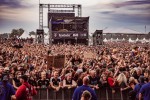 Wacken total: Nach der Hälfte des Sets mussten die Zugänge gesperrt werden: Der Bereich vor der Louder Stage war heillos überfüllt., Wacken, 2024 | © laut.de (Fotograf: Désirée Pezzetta)