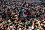 Wacken total: Nach der Hälfte des Sets mussten die Zugänge gesperrt werden: Der Bereich vor der Louder Stage war heillos überfüllt., Wacken, 2024 | © laut.de (Fotograf: Désirée Pezzetta)