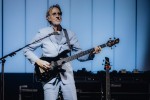 Genesis-Gitarrist Mike Rutherford und Kollegen auf "Looking Back - Living The Years 2025 Tour"., Berlin, Tempodrom, 2025 | © laut.de (Fotograf: Rainer Keuenhof)
