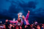 Die Party ist in vollem Gange und der zweite Festivaltag läuft auf seinen Höhepunkt zu., Rock am Ring, 2025 | © laut.de (Fotograf: Rainer Keuenhof)