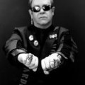 Elton John - Jubilar trotzt Schwulenhassern