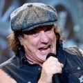 AC/DC - 13 Sänger, die Angus den Ranzen reichen können