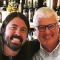Foo Fighters - Dave Grohl gibt Fans Wein aus