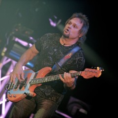 Michael Anthony am Bass.