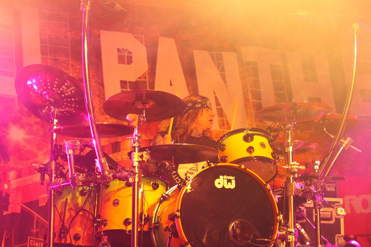 Steel Panther und der Drummer kann sogar Klavier spielen (8/23) laut.de Foto