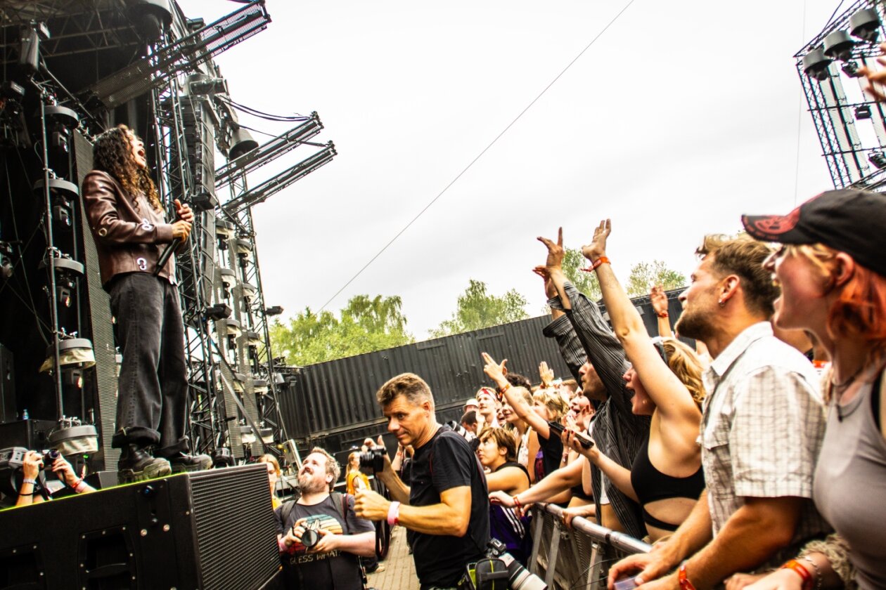 Danielle Balbuena lässt die Festivalcrowd toben. – 070 Shake beim Roskilde Festival.