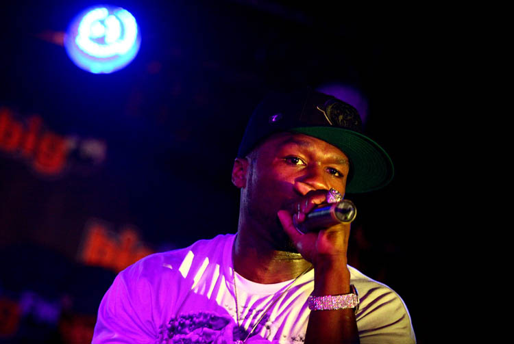 Curtis Jackson aka 50 Cent gibt sich die Ehre in Kölns größtem Bordell – Und dann heißt es: "Put your hands up!" - 50 Cent stürmt die Bühne.