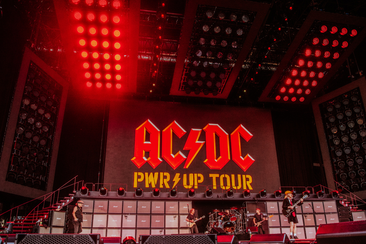 AC/DC – AC/DC. (32/43) – Wie ein Schlag in die Magengrube: Angus Young ...