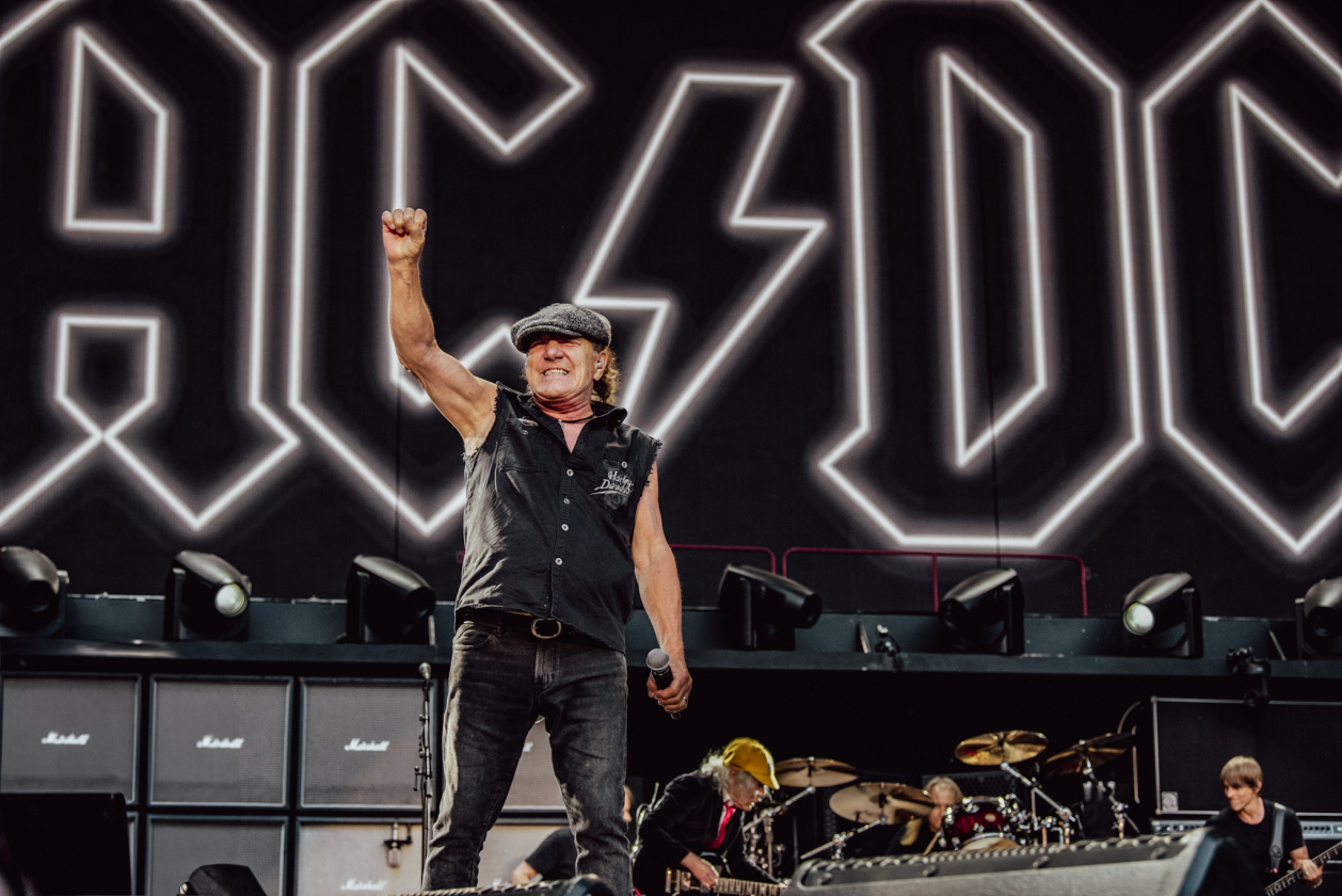 AC/DC – AC/DC! (9/43) – Wie ein Schlag in die Magengrube: Angus Young ...