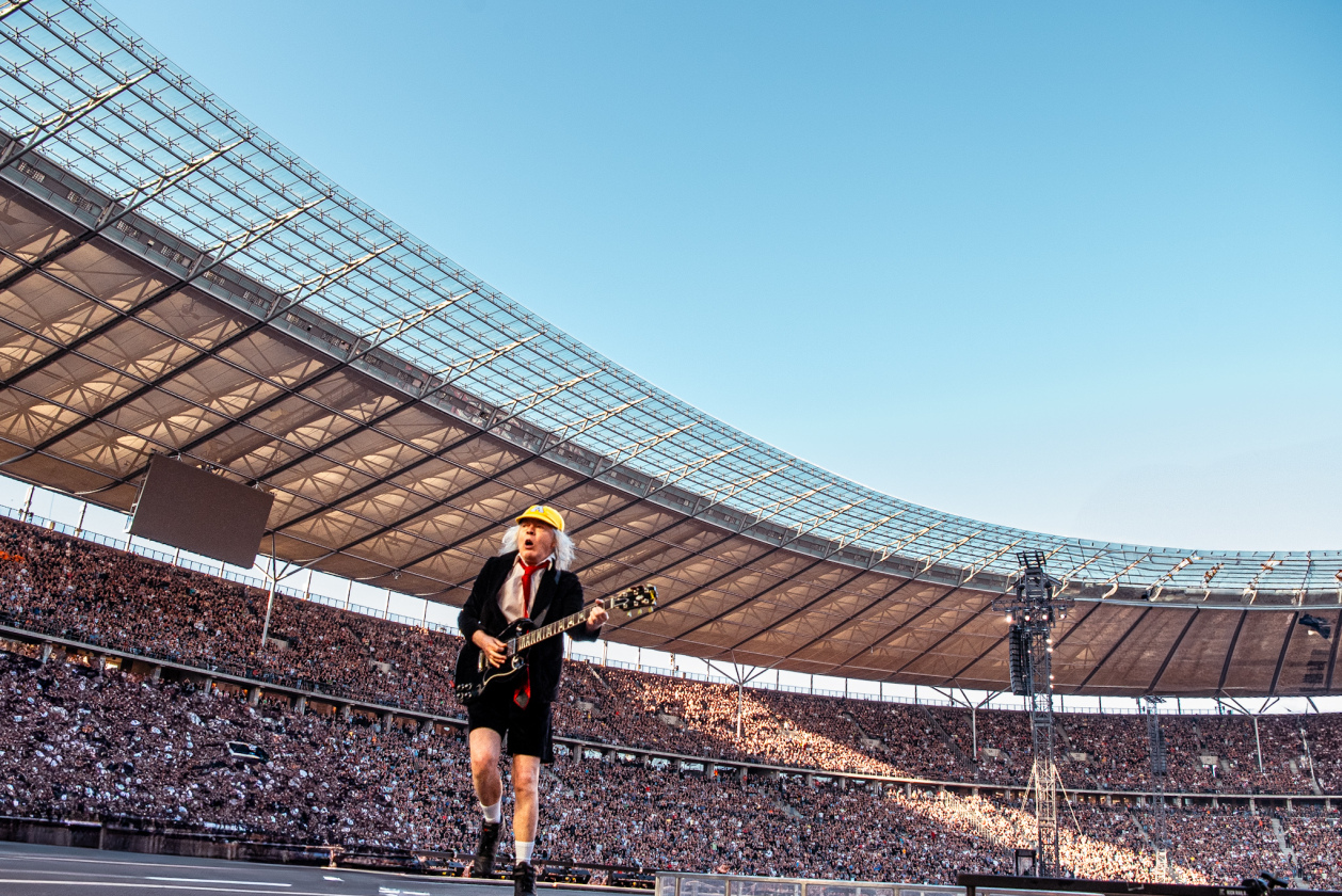 AC/DC – Angus im Olympiastadion (3/43) – Wie ein Schlag in die ...