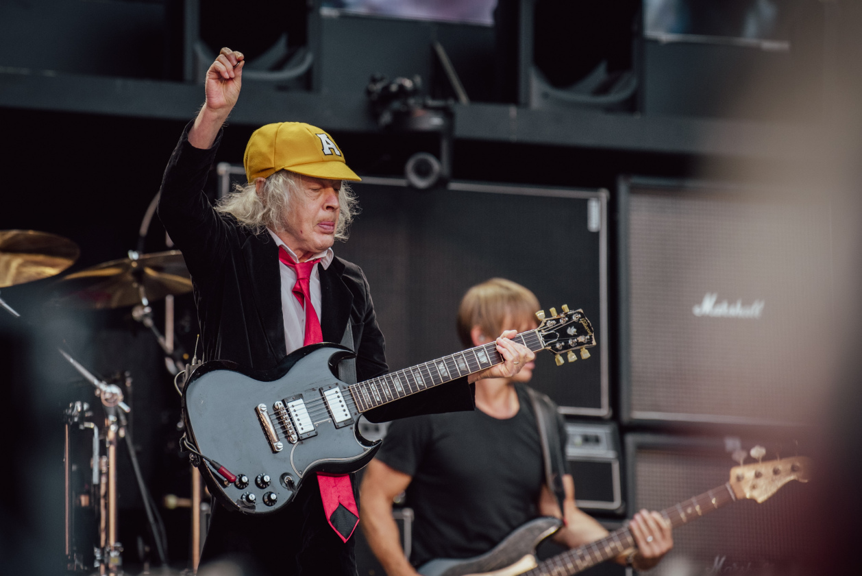 AC/DC – Angus Young. (30/43) – Wie ein Schlag in die Magengrube: Angus ...