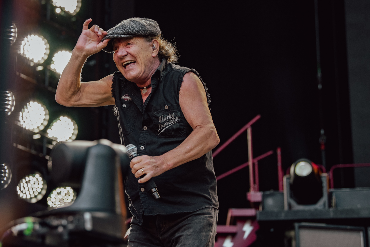 AC/DC – Brian. (23/43) – Wie ein Schlag in die Magengrube: Angus Young ...
