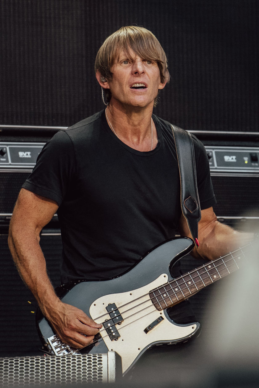 AC/DC – Chris Chaney. (15/43) – Wie ein Schlag in die Magengrube: Angus ...