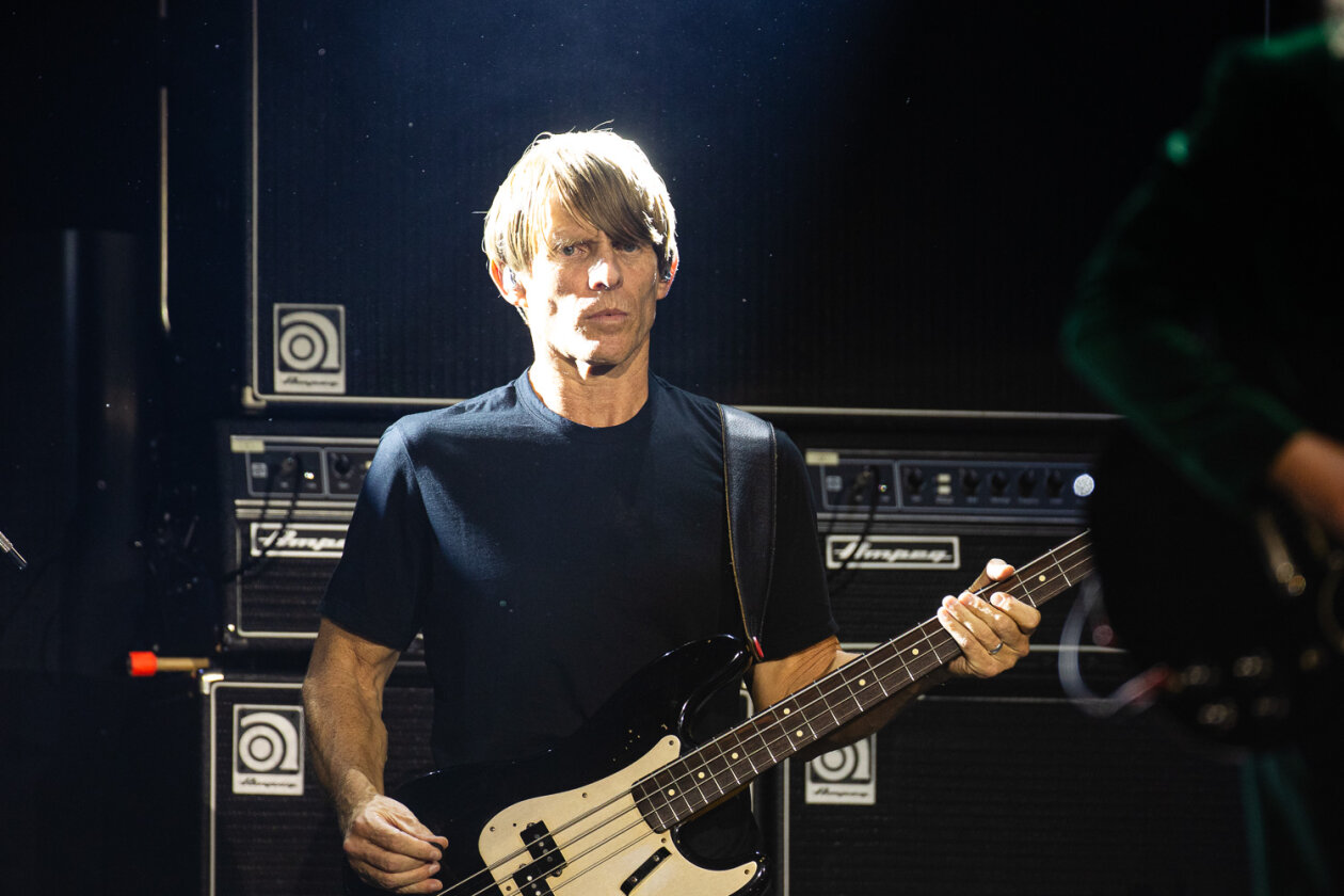 AC/DC Chris Chaney. (12/28) Der Auftaktgig zur ersten Tour seit acht Jahren Angus Young und