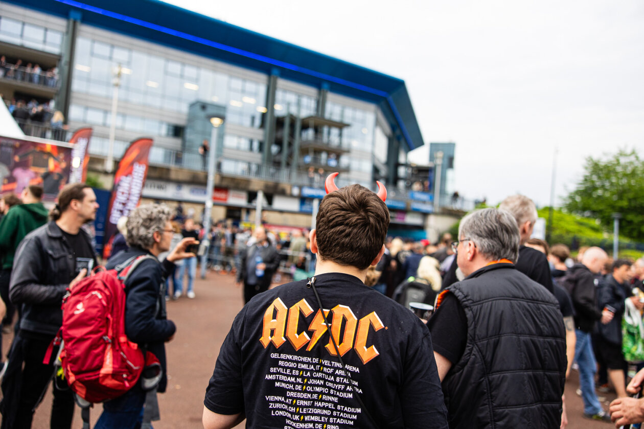 AC/DC – Der Auftaktgig zur ersten Tour seit acht Jahren: Angus Young und Co. auf Schalke. – Fans vor dem Stadion.