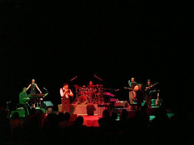 Al Jarreau – Bei seiner Tour 2004 wird der Entertainer stürmisch gefeiert. – 
