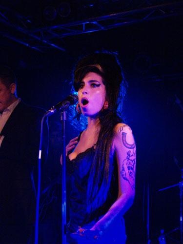 Amy Winehouse – Es groovt und rockt. – 