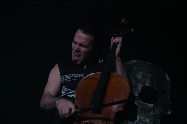 Apocalyptica – Auch als <i>normale</i> Rockband sind die Finnen exzellente Unterhaltung. – 