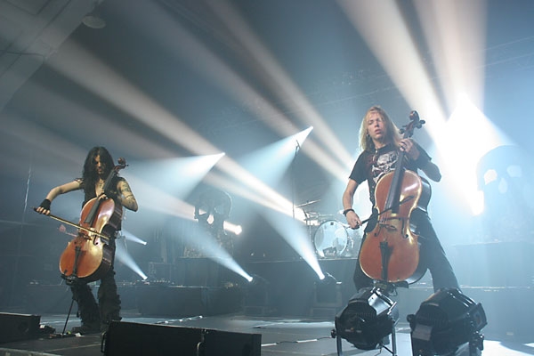 Apocalyptica – Auch als <i>normale</i> Rockband sind die Finnen exzellente Unterhaltung. – 