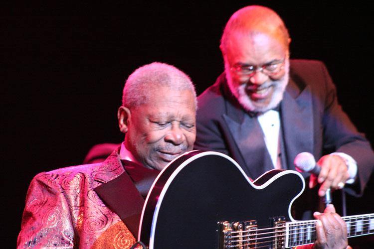 B.B. King – Auf seiner Abschiedstour glänzt der alte Mann des Blues als Charmeur. – 