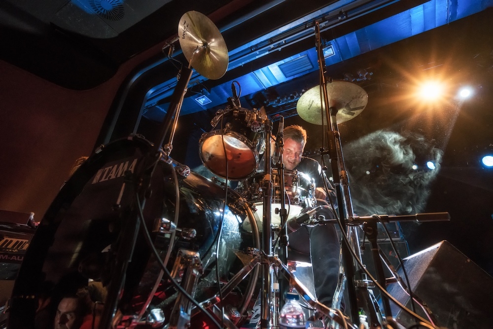 Battles – Live eine Wucht: Jon Stanier, Ian Williams und Dave Konopka. – Die Drum-Burg.