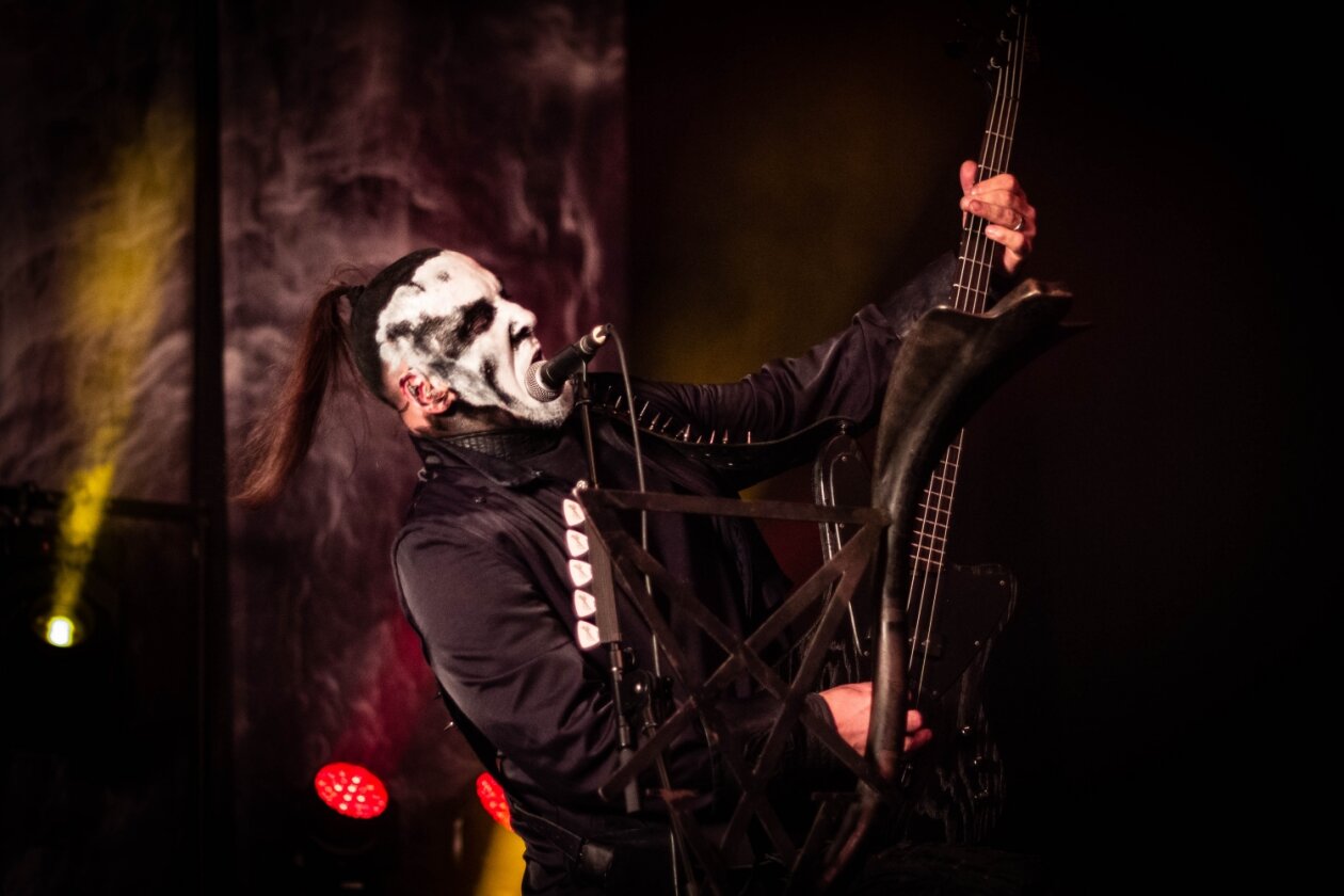 "Opvs Contra Natvram": Behemoth auf European Siege Tour. Co-Headliner: Arch Enemy. – Bassist Orion.