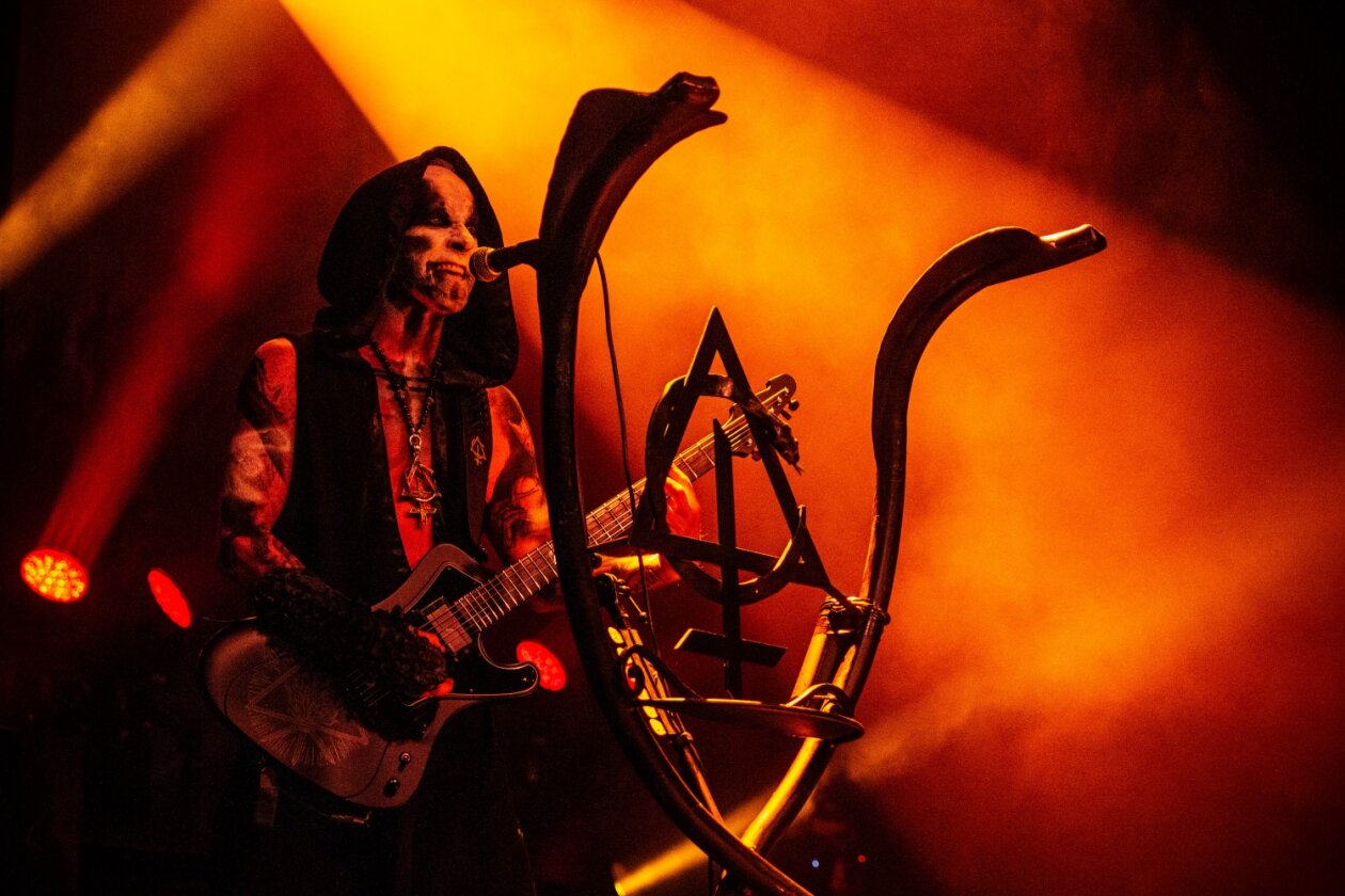 "Opvs Contra Natvram": Behemoth auf European Siege Tour. Co-Headliner: Arch Enemy. – Der Teufel grinst sich eins.