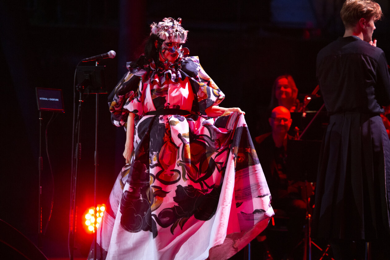 Björk mit dem Rundfunk-Sinfonieorchester Berlin, dirigiert von Bjarni Frímann Bjarnason. – Björk.