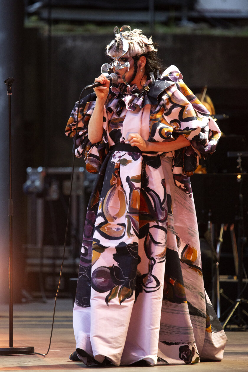 Björk mit dem Rundfunk-Sinfonieorchester Berlin, dirigiert von Bjarni Frímann Bjarnason. – Björk.