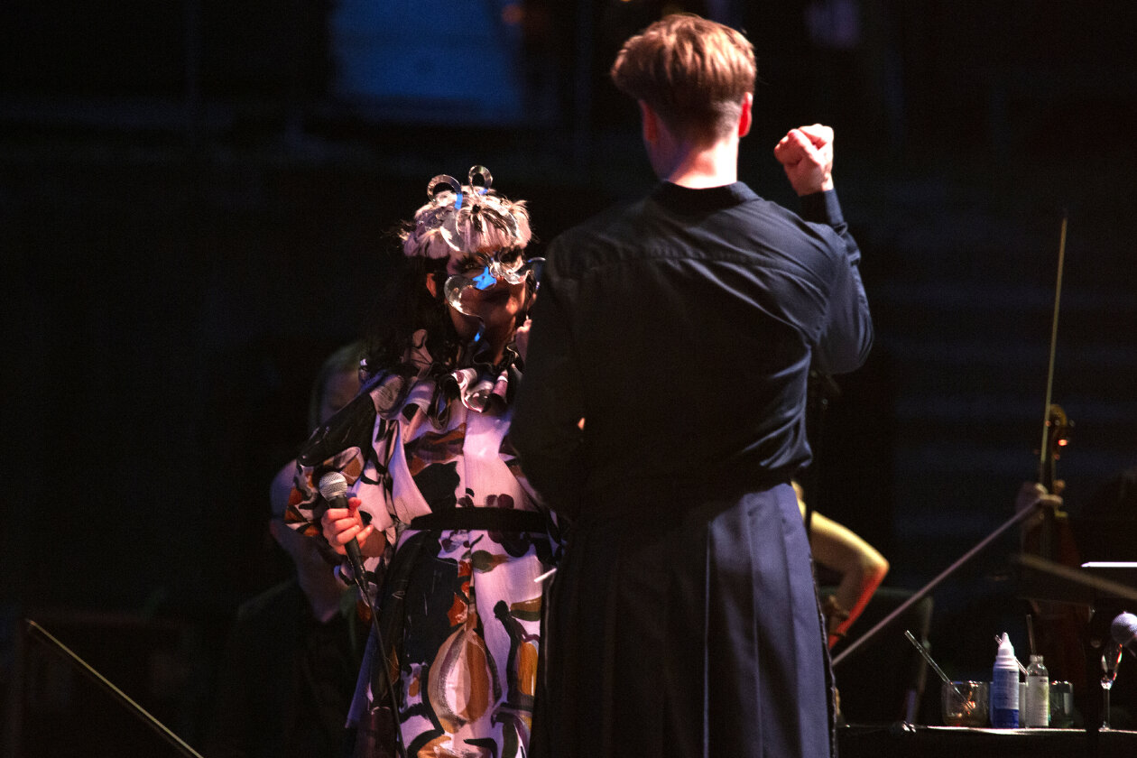 Björk mit dem Rundfunk-Sinfonieorchester Berlin, dirigiert von Bjarni Frímann Bjarnason. – Björk und Bjarni.