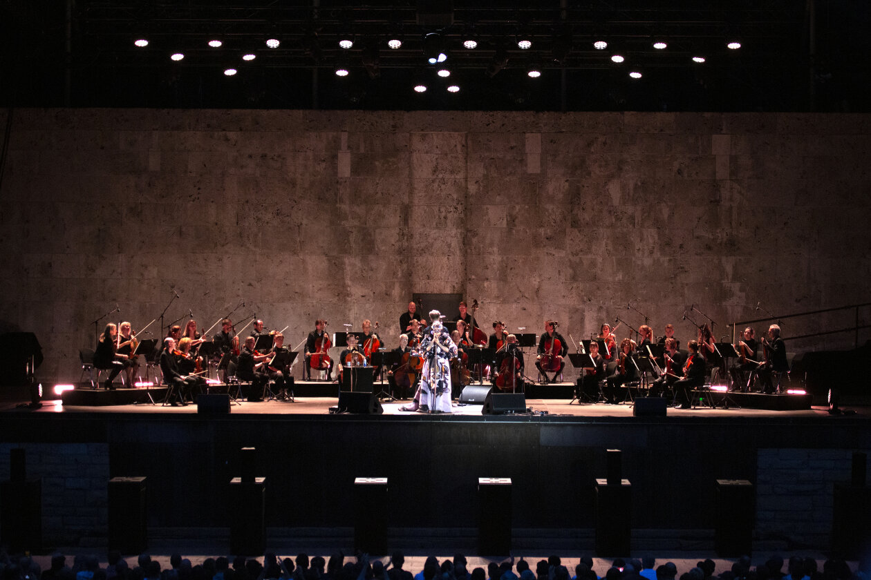 Björk mit dem Rundfunk-Sinfonieorchester Berlin, dirigiert von Bjarni Frímann Bjarnason. – In der Waldbühne, Berlin.