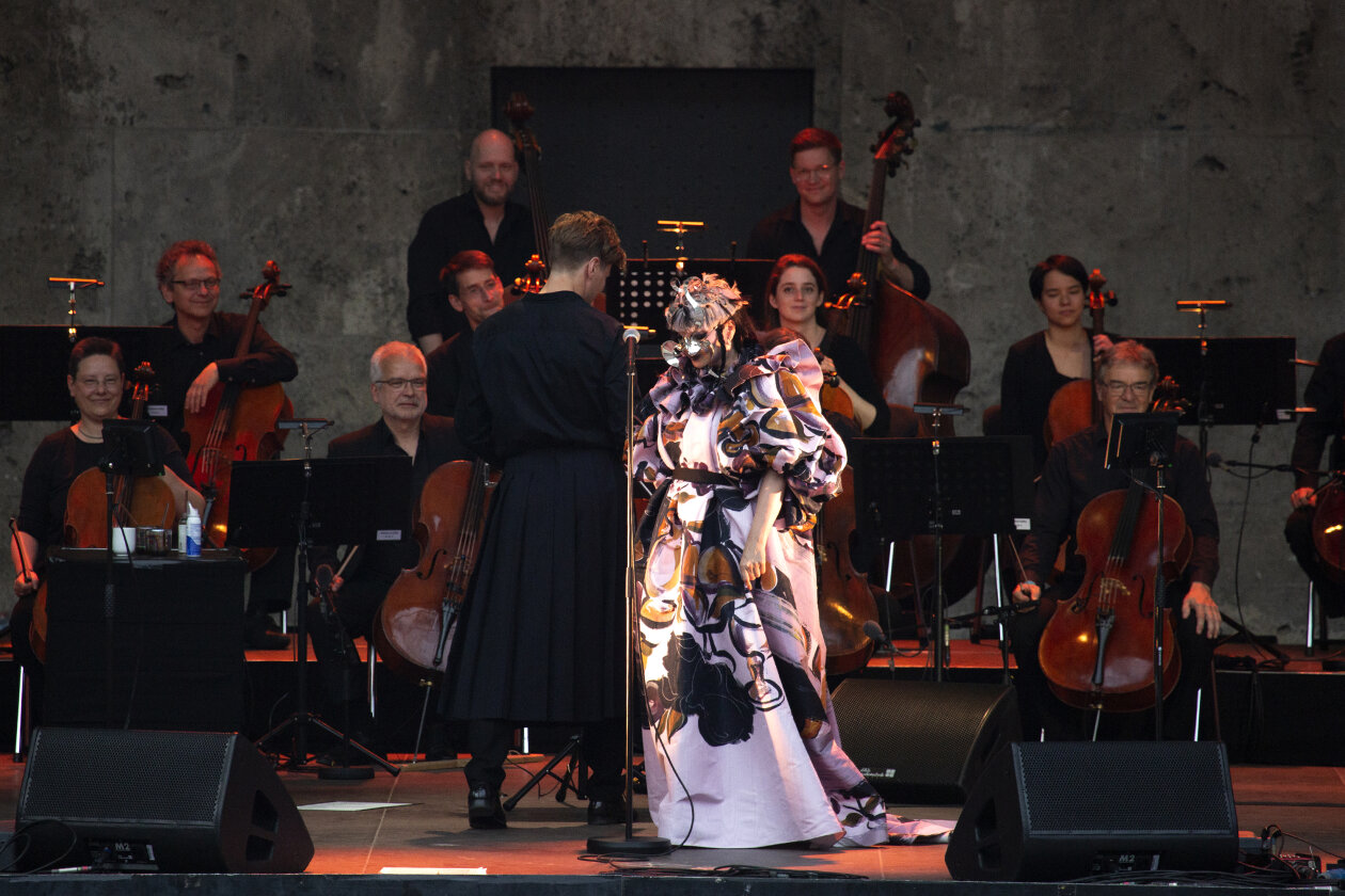 Björk mit dem Rundfunk-Sinfonieorchester Berlin, dirigiert von Bjarni Frímann Bjarnason. – Mit dem Rundfunk-Sinfonieorchester Berlin.