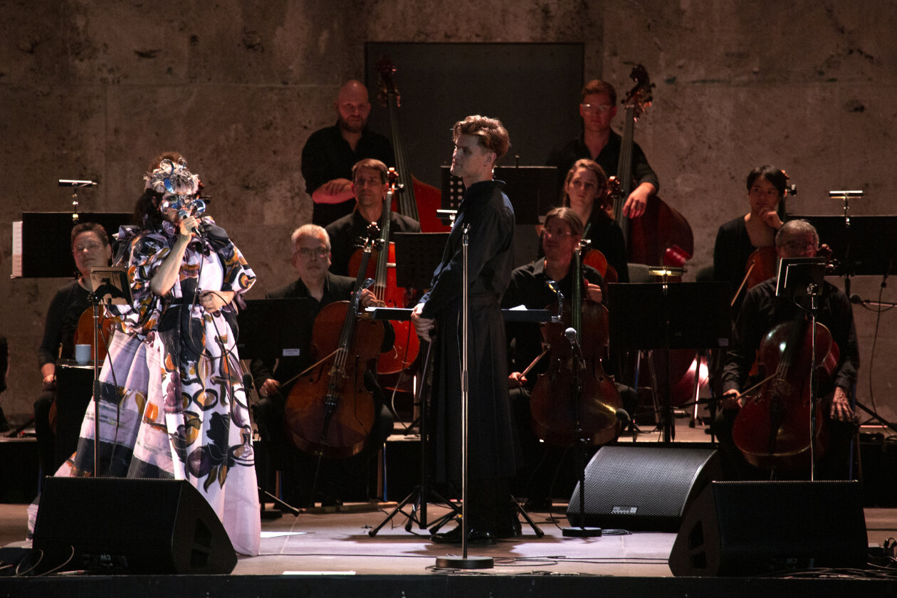 Björk mit dem Rundfunk-Sinfonieorchester Berlin, dirigiert von Bjarni Frímann Bjarnason. – Björk Orchestral 2022.