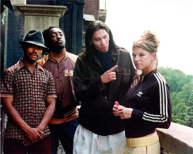 Black Eyed Peas – Coole Pressefotos von Fergie und den Jungs. – ... und extrem positiven Hip Hop-Vibes bouncen.