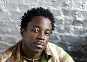 Blick Bassy laut.de Band