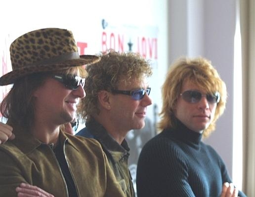 Gut gelaunt präsentierten sich Bon Jovi auf der Pressekonferenz in Köln (2002) – Bon Jovi