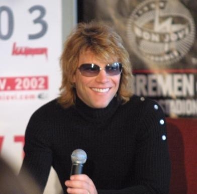 Gut gelaunt präsentierten sich Bon Jovi auf der Pressekonferenz in Köln (2002) – Jon Bon Jovi