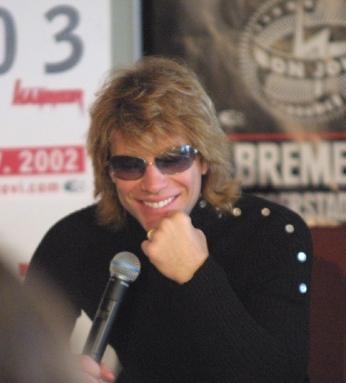 Gut gelaunt präsentierten sich Bon Jovi auf der Pressekonferenz in Köln (2002) – Jon Bon Jovi