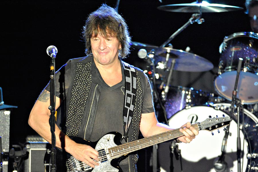 Jon Bon Jovi präsentiert sein Best Of-Album im Limelight Köln – Bon Jovi: Richie Sambora an der Gitarre