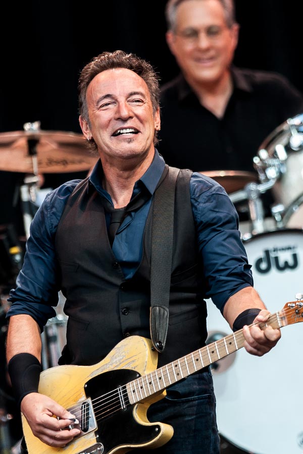 Bruce Springsteen – Nur drei Konzerte gibt der Boss in Deutschland - wir haben Bilder aus Köln! – ...und merkt an, wie schlecht die Zeiten in Amerikan und Europa sind.