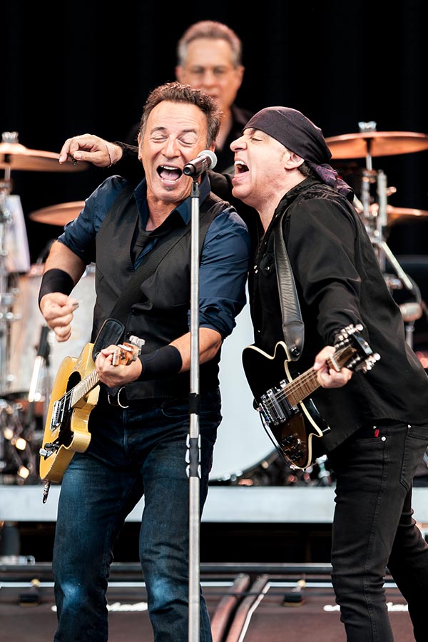 Bruce Springsteen – Nur drei Konzerte gibt der Boss in Deutschland - wir haben Bilder aus Köln! – Mit Stevie Van Zandt und vierzehn weiteren Musikern reiste der Boss an.