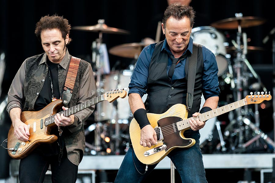 Bruce Springsteen – Nur drei Konzerte gibt der Boss in Deutschland - wir haben Bilder aus Köln! – Springsteens Gitarre ist kaum zu hören und die Basstrommel kommt ohne Druck.