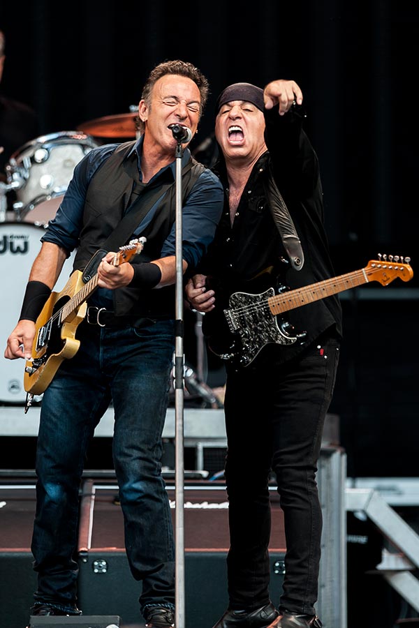 Bruce Springsteen – Nur drei Konzerte gibt der Boss in Deutschland - wir haben Bilder aus Köln! – Unbestrittener Höhepunkt des Abends ist die Stelle an der er einen...