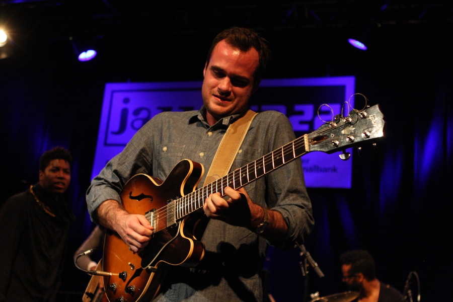 Christian Scott live auf dem Jazz No Jazz-Festival in Zürich 2010. – Gitarre ...