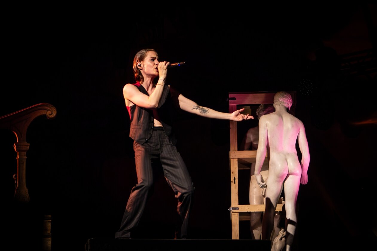 Christine And The Queens – Beeindruckendes One-Man-Theater bei Nacht. – Ein beeindruckendes One-Man-Theater.