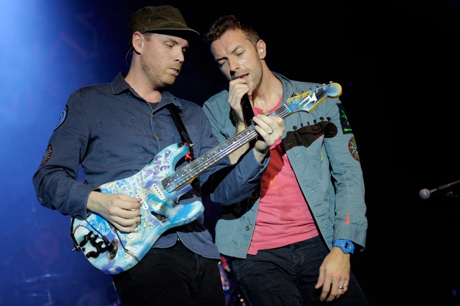 Coldplay spielen ein exklusives Radiokonzert im Kölner E-Werk. – Chris und Jonny vor begeistertem Publikum im vollbesetzten E-Werk