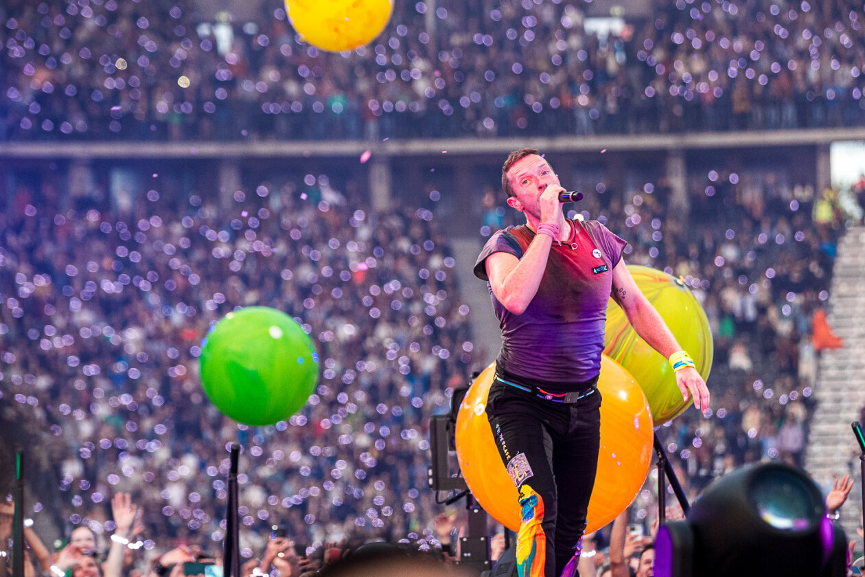 Coldplay auf Music Of The Spheres World Tour: das erste von drei Konzerten im Berliner Olympiastadion. – Chris Martin.