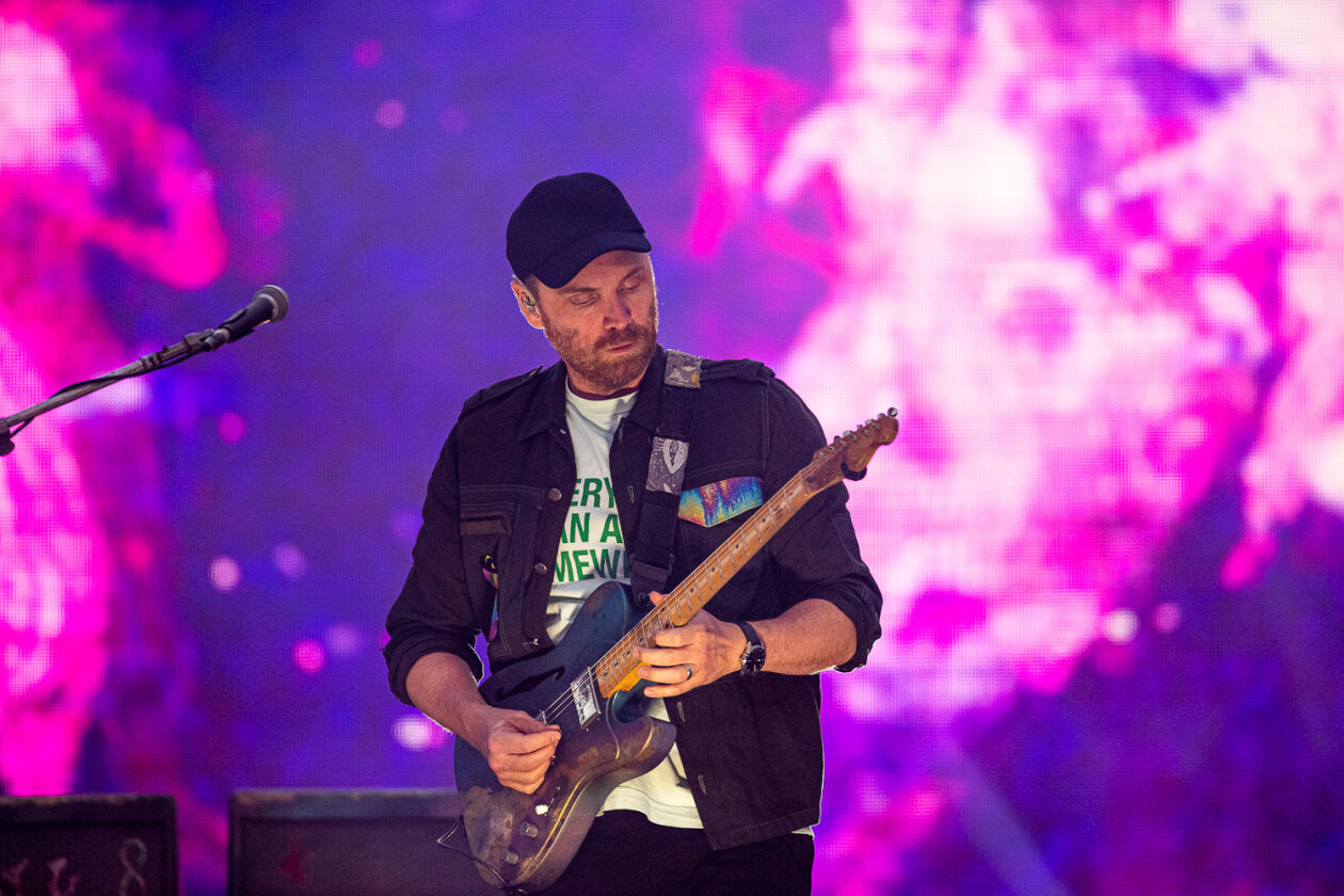 Coldplay auf Music Of The Spheres World Tour: das erste von drei Konzerten im Berliner Olympiastadion. – Jonny Buckland.