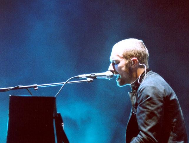 Coldplay – Schmachtend und melancholisch wie immer: Chris Martin. – Look at the stars