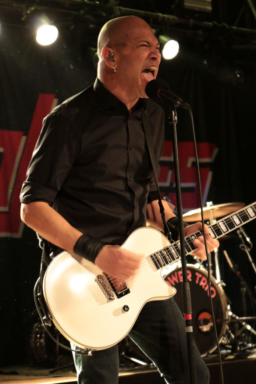 Danko Jones Danko Jones. (4/16) Danko und Band gehen ab, wie man